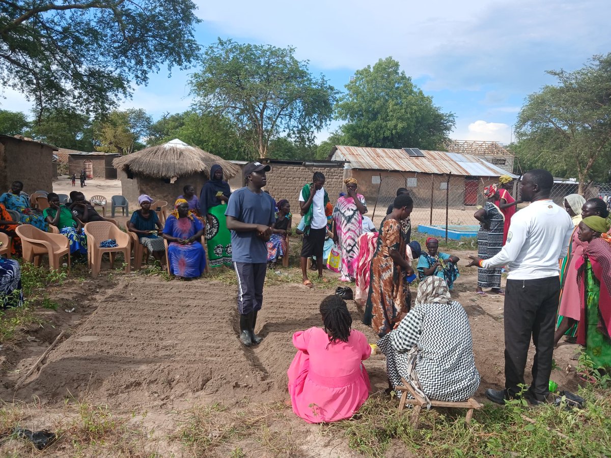 JohnNehemiahP's tweet photo. 300+ farmers trained in ONE WEEK. 

We closed the week in Eden Zone, Rhino Camp.

Women are ready to plant, families are preparing their gardens, and refugees are taking greater responsibility for their food systems.

Small gardens. Stronger families. 💚

#FoodSecurity https://t.co/TgQnnD3KFr