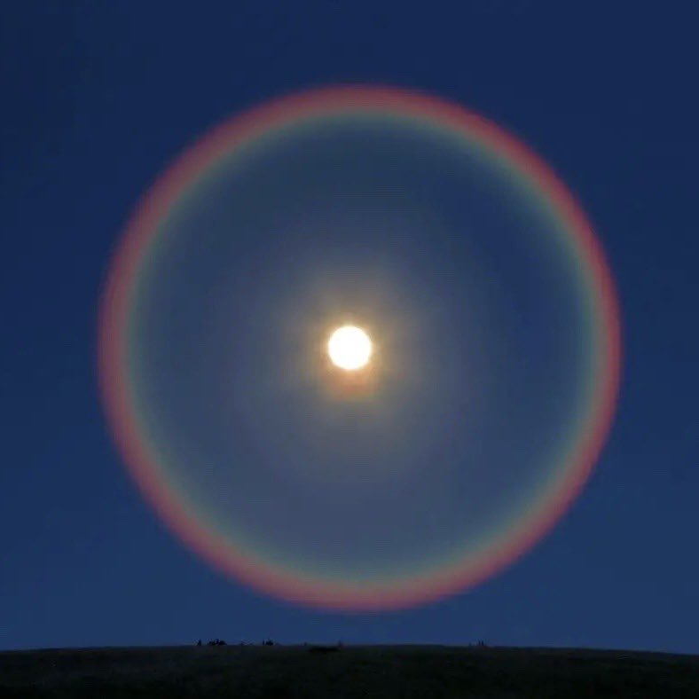 snailover_'s tweet photo. Nature’s ethereal beauty — moonbow. https://t.co/tsDRiQzt0O