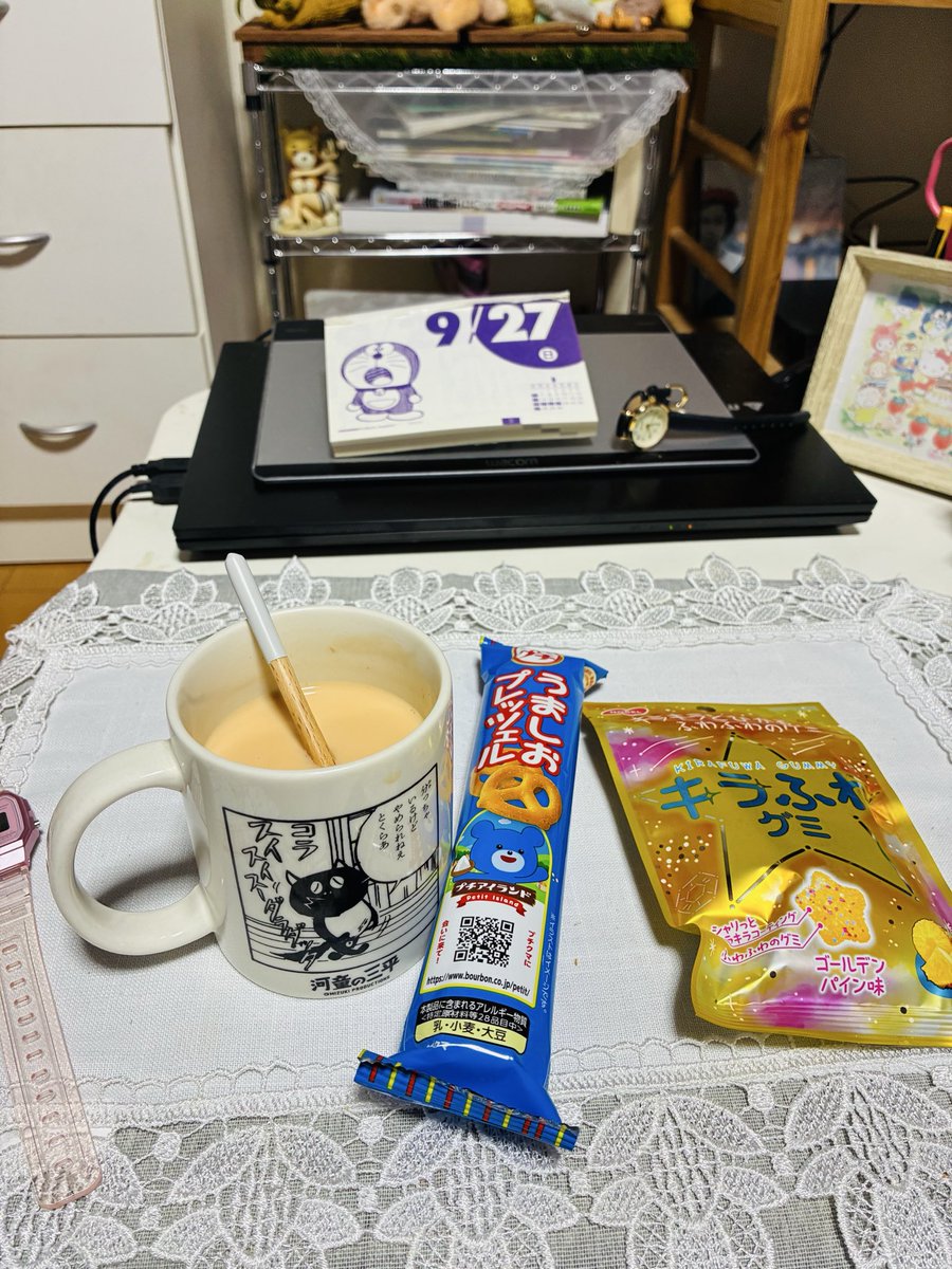 yrznike's tweet photo. 朝からチャイとお菓子ズでこれからお絵描きだ ウーンえらい えらいというか朝絵久々すぎる https://t.co/Kd90VAwxVP