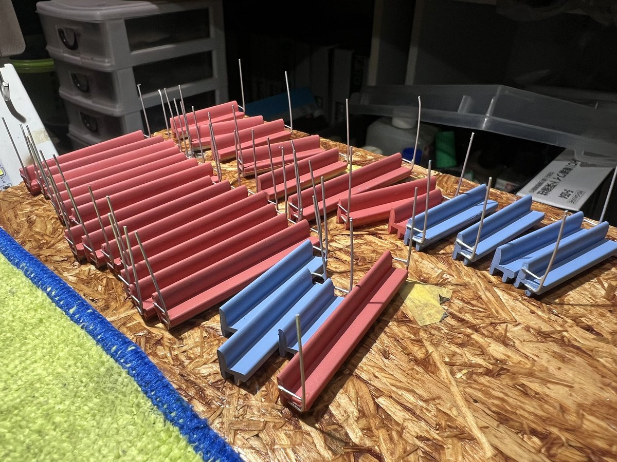 cndgwks's tweet photo. 16番山陽3000系製作記25
地獄の19連勤���うち6日間休日タダ働きが無事終わり久しぶりの土日休みです😀
コツコツと作業は続けてましたが、ようやく車内の艤装に取り掛かってます。手始めにロングシートを。手摺は真鍮線を曲げて半田付け、シートを塗装して3日程掛かりました。シート取付後は電装作業です https://t.co/gRxvzibnjz