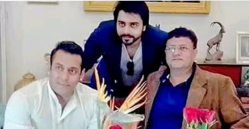 CanadianVinnyD's tweet photo. This went viral 6yrs ago #GagandeepKaur was in the #CBI investigation team for #SushantSinghRajput Her husband was close to #SalmanKhan (in pic)

Please look into this on #SSR #MurderCase #NupurPrasad did one of them took bribe? #Investigate
@QviveTV @capitaltvindia @republic 🕉️ https://t.co/6Jyc6uO8bE