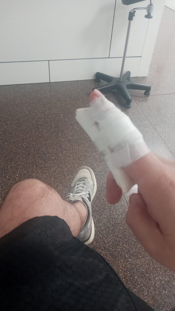 PhoenixWar1984's tweet photo. Alguien va a estar unos días de reposo, no freguéis los platos.
#ouch #dedo #finger #puntos #sanidad #health #gay #gaybcn https://t.co/WxfjdHKllb