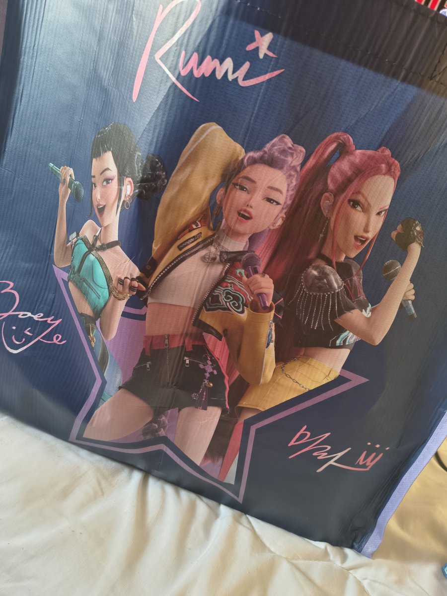 Yor_Tempest's tweet photo. This bag is filled with K pop demon hunter items 👀 https://t.co/D2NTST8KIF
