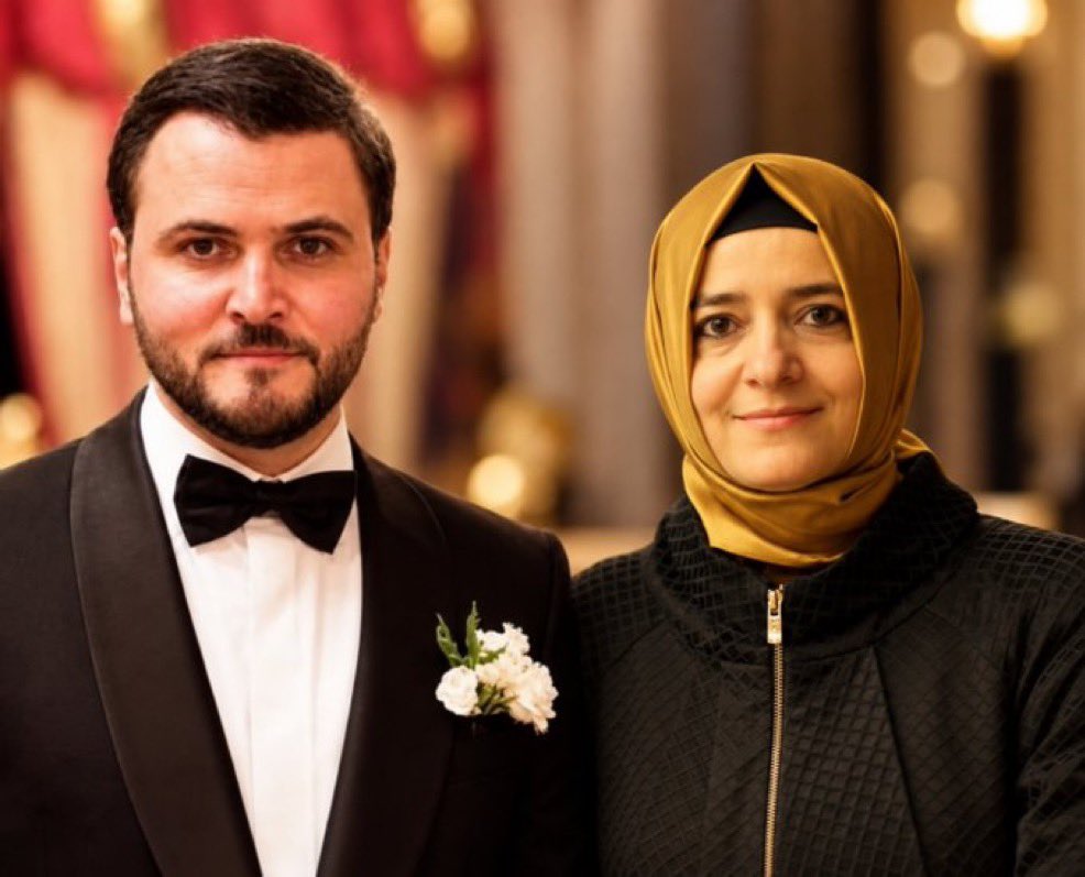 SezginBaran_'s tweet photo. Sağdakini bu işlere sokan soldaki arkadaş
Şimdi bu işe bulaştırdığı daha doğrusu büyük paralar kazandırdığı şahsiyetli bürokratları sabahtan beri arayıp duruyormuş bakan bey hepimizi paketleyecek diye😁 https://t.co/uObQfxnuw8