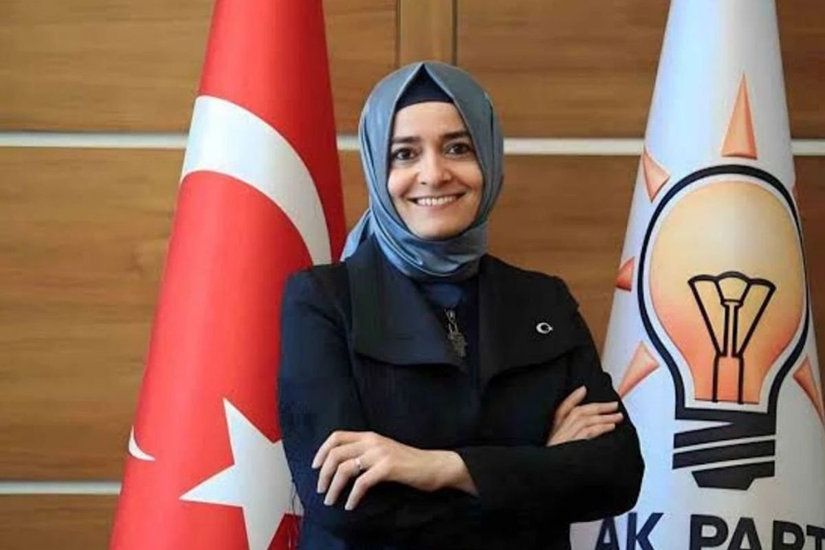 KokluDegisim's tweet photo. AK Parti'de Üst Düzey İstifa 

Fon soruşturmasına adı karışan AK Parti Genel Başkan Yardımcısı Fatma Betül Sayan Kaya istifa etti.

İstifa, Kaya'nın eşiyle birlikte bir fona toplam 163 milyon 46 bin lira yatırıp, 5 ay sonra 2.17 milyar lira çektikleri yönünde iddialar üzerine geldi.
