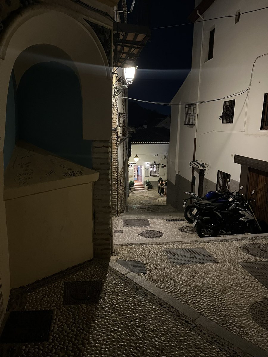 baetis77's tweet photo. Albaicín por la noche https://t.co/wa5gpUiMPb
