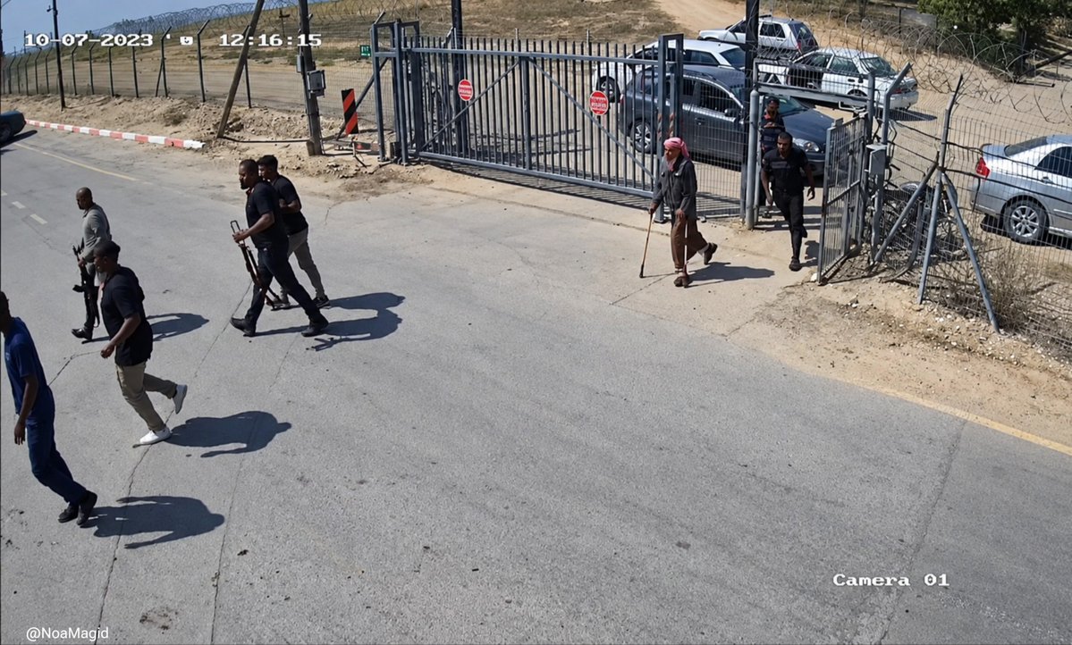 NoaMagid's tweet photo. On the morning of October 7, in addition to Hamas's Nukhba terrorists, thousands of Gazans entered Israel in later waves and took part in the massacre, looting, and abductions.

This footage documents only a small part of their entry into Kibbutz Be'eri and the looting that followed.

Thread 🧵
