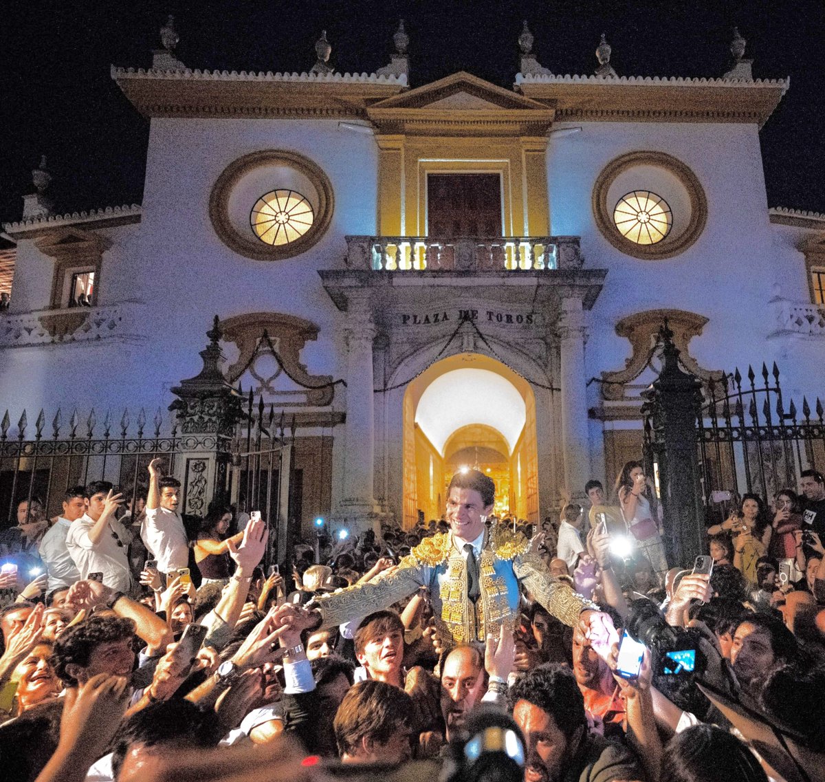 Un_taurino_mas's tweet photo. He sido feliz de volver a verlo pasar por donde en 2019 hizo poner el toreo boca abajo. Mi cara de felicidad lo dice todo.

Pablo Aguado, torero de Sevilla. https://t.co/afJTveVmr5