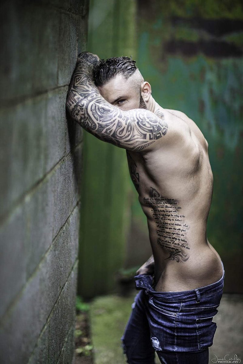 pijafeliz's tweet photo. Respiramos y exhalamos un delicioso olor a macho 🤤🤤 #macho #hairless #tatooed #tatoon #tatuaje #muscled #musculoso #MACHOPREÑADOR #MachosAdonis #hunk #chongo #hombres #men #homme 💪🏼🧔🏻♂️♂️ https://t.co/AFb3qPM2ZA
