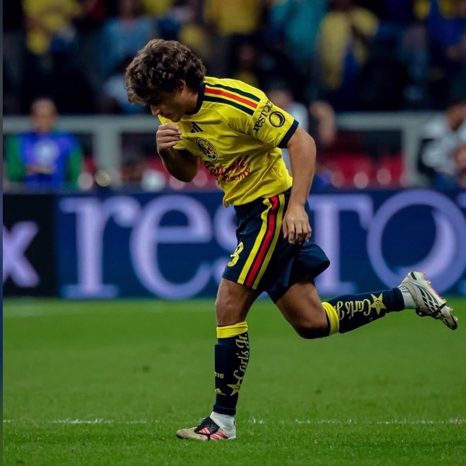 Futbol_basico's tweet photo. Tengo la sensación de que Carlos Alvarez le va a ganar el puesto a Raphael Veiga muy rápido

No porque Veiga sea malo, pero lo poco que se le vio a Carlos contra Chivas me gustó muchísimo 

Tiene mucho que darle a este América https://t.co/LsrzkeH4K1