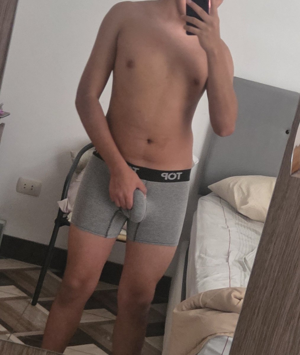 Gnl0xx's tweet photo. Quien viene a bajarme el boxer?
#tulon #boxer #top #tulagrande #dotado #hot #xxx #porno https://t.co/X7iVcVlrg9