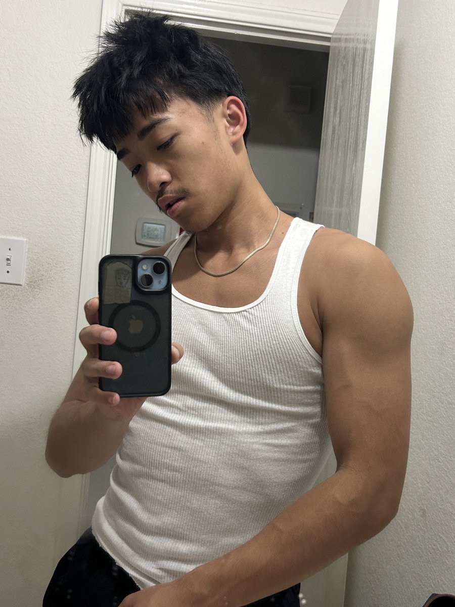 TxChxnos's tweet photo. TikTok/Insta vs Twitter/OF https://t.co/cDzDLwAItv