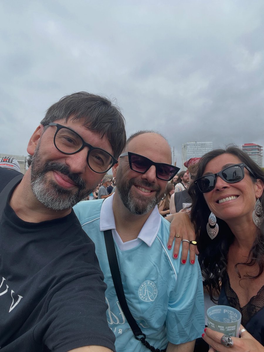 sofiawalkerb819's tweet photo. Selfies with my Primavera headliners to cure the festival’s emotional hangover. You’re not all here—sorry, I never learn. https://t.co/nYF8LGTCY7