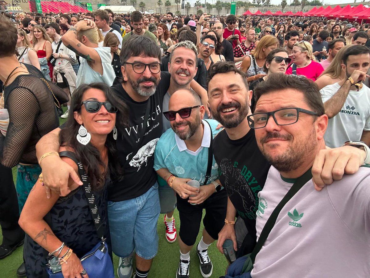 sofiawalkerb819's tweet photo. Selfies with my Primavera headliners to cure the festival’s emotional hangover. You’re not all here—sorry, I never learn. https://t.co/nYF8LGTCY7