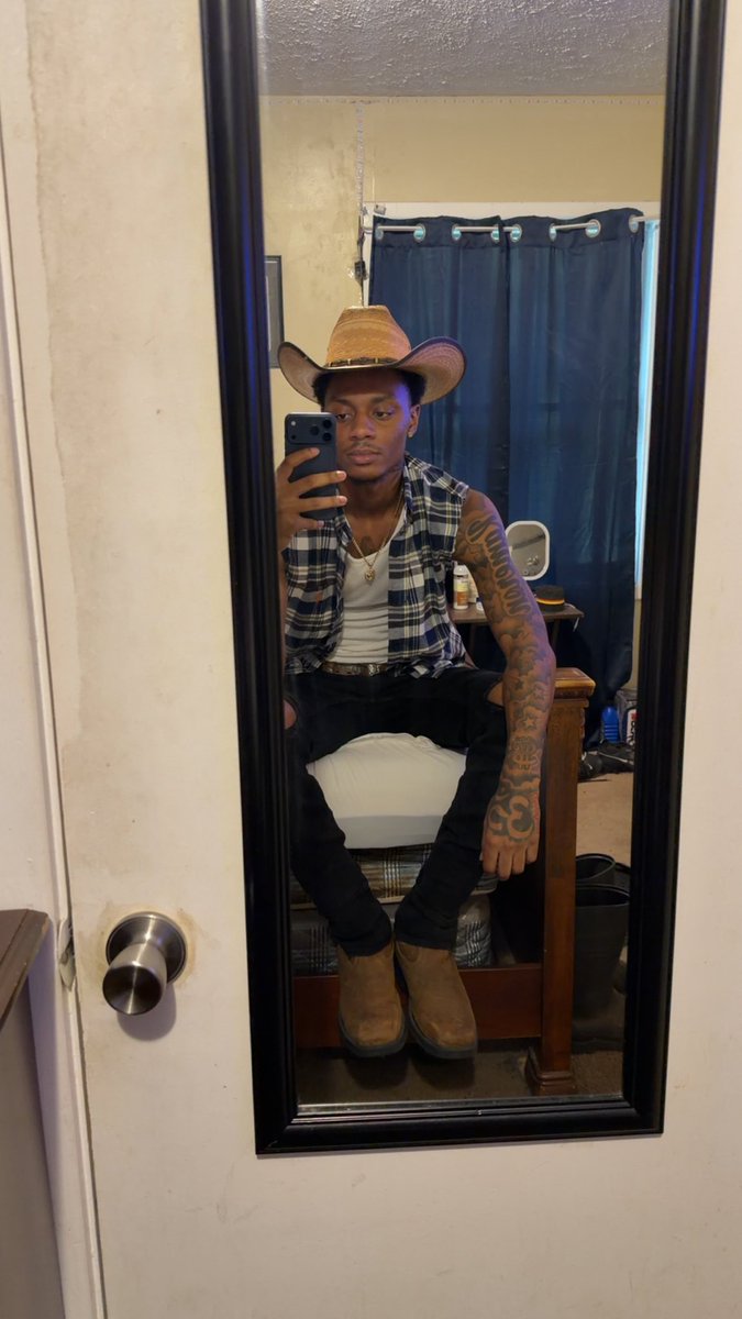 Kountryy_'s tweet photo. Save a horse, ride a cowboy 🐎 https://t.co/oVg7KJL1w0