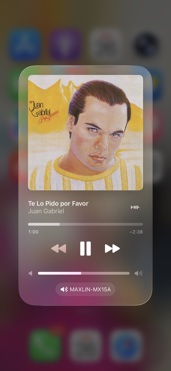 claudiaol0's tweet photo. esta canción siempre será de mi abue🩷 https://t.co/fIy1uBNCIr