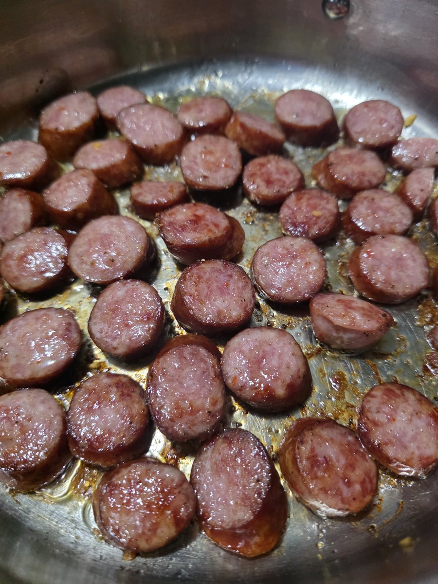JCook8382's tweet photo. Smoked sausage on a Ritz with Cheddar cheese really hits the spot ! Afternoon snack 🤤 https://t.co/wXaFLdHwE4