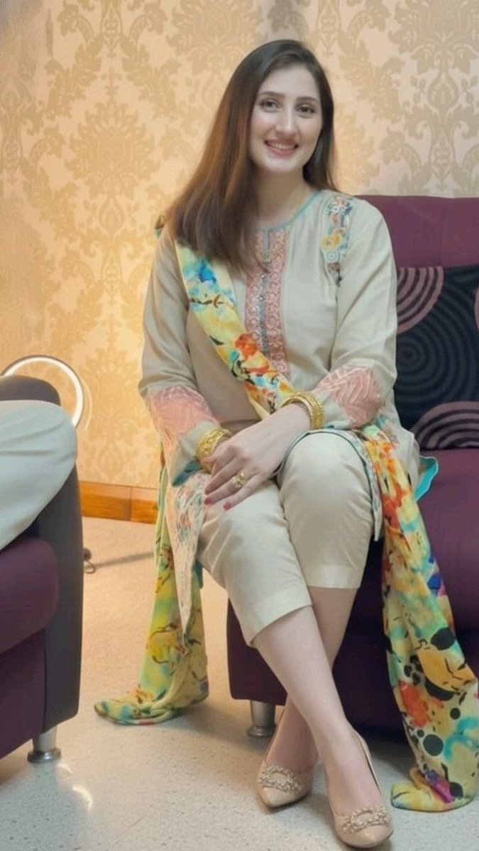 Cherrylapacha's tweet photo. انسان کی اصل پہچان اس کے لباس، چہرے یا دولت سے نہیں ہوتی، بلکہ اس وقت ہوتی ہے جب اسے اختیار ملتا ہے۔
حالات انسان کو بدلتے نہیں،
اکثر صرف اس کے اصل چہرے سے پردہ اٹھاتے ہیں۔
𓆩 𝓒𝓱𝓮𝓻𝓻𝔂 𓆪 https://t.co/9Gw68jdw9X