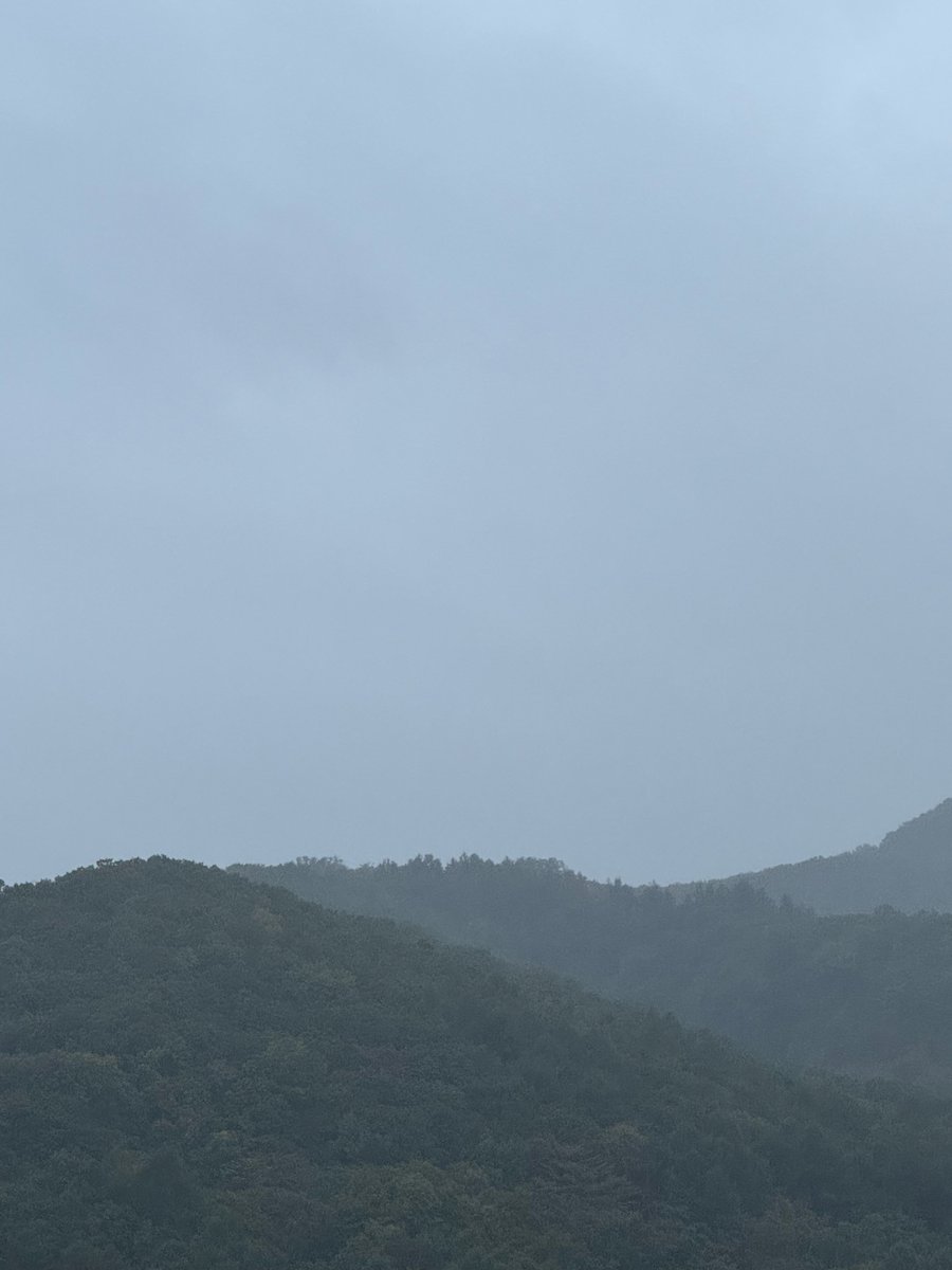 vh503cw's tweet photo. おはようございます
現在　気温14℃小雨

この後　雨は上がって昼から急激に天候が回復☀️ 暖かくなる予報です

今日の撮影会は予定通り開催します
　それに
参加者さんに素晴らしい晴れ男が
いらっしゃるから問題無し☀️😆☀️

ただ足元が濡れてると思うので
靴👟はゴアテックスなどの防水に
配慮した靴でお越し下さい

待ってます😊
宜しくお願いします

#いまそら
#撮影会