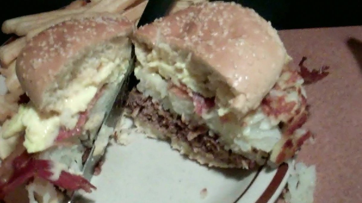 thompsonem0n's tweet photo. I salute you Denny's. For making the best breakfast burger I bought for $7
#Crispy #Hiya https://t.co/DesLRUUQE2