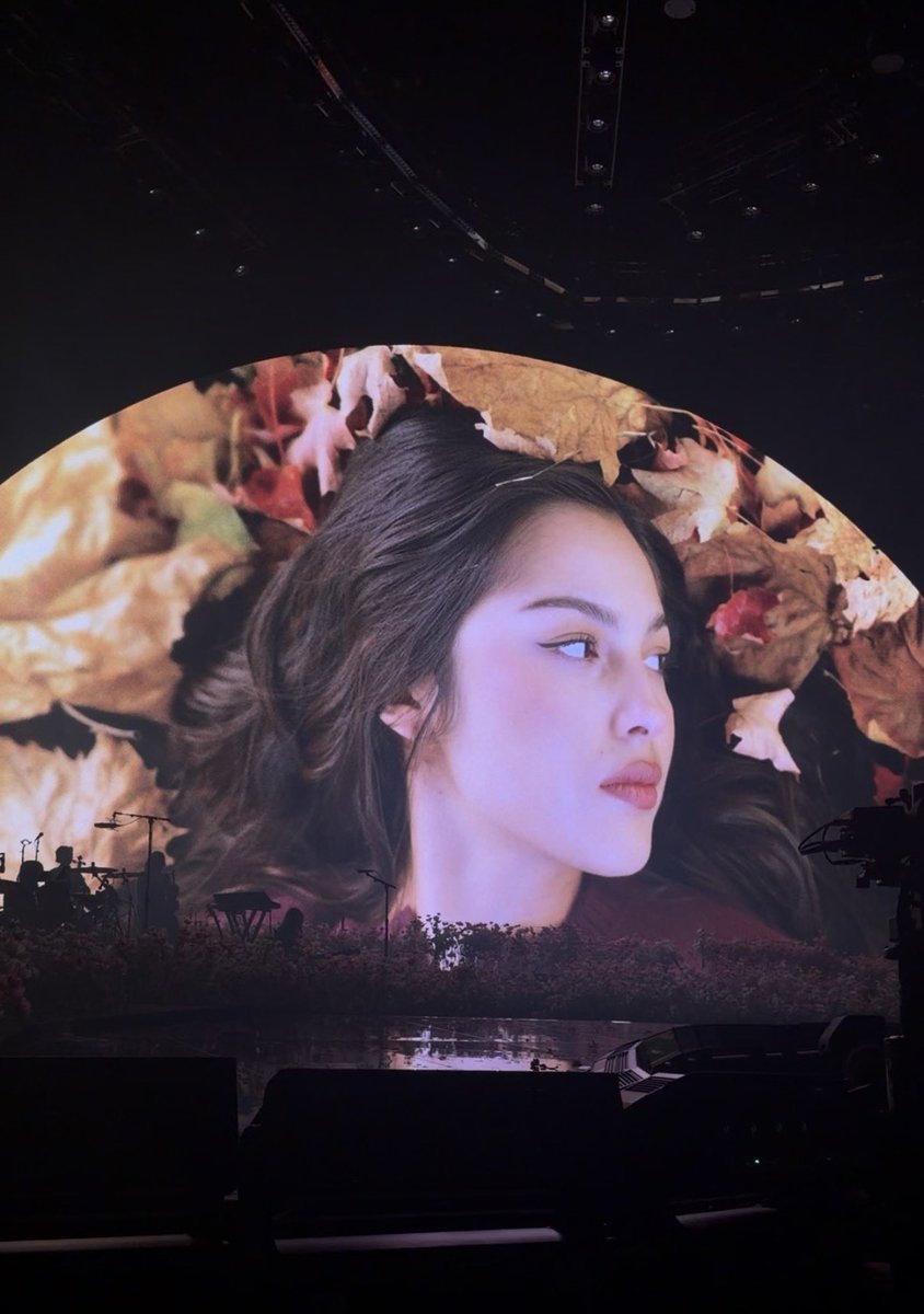 allamericantt13's tweet photo. the visuals were so so good i was gagged https://t.co/smmEL0wIOs