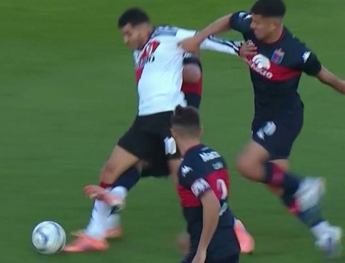 Briagustinaa's tweet photo. No penal // Penal https://t.co/wd8T2b92k8