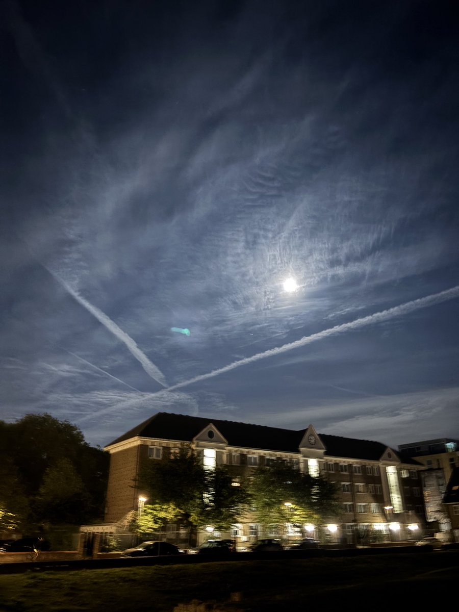 keens_milt1959's tweet photo. Still spraying that poison. Only maniacs would choose to destroy the only planet we have. Truly satanic. https://t.co/9XcT96hItJ