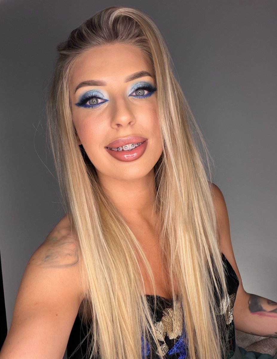 averyanderson9z's tweet photo. BLUE VIBES

Although I usually prefer working on someone else’s face, every now and then I let myself be on the other side. I experience the process not only as a makeup artist, but also as the canvas, feeling what I usually give to others—because https://t.co/NrAGBtGaNd
