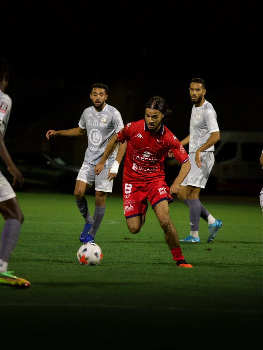 vendeefcry's tweet photo. VICTOIRE ! 🤩🔴⚪️

Menés jusqu’à la 89’, les Rouges et Blancs renversent la rencontre dans les dernières minutes ! 🤯

⚽️ 89’ : Momar N’diaye sur penalty
⚽️ 90’ : Alexis Araujo

Victoire nous offrant la 1ère place du classement @ligue3betclic au terme de cette 8e journée ! 🫡 https://t.co/bBV6VfYMWC