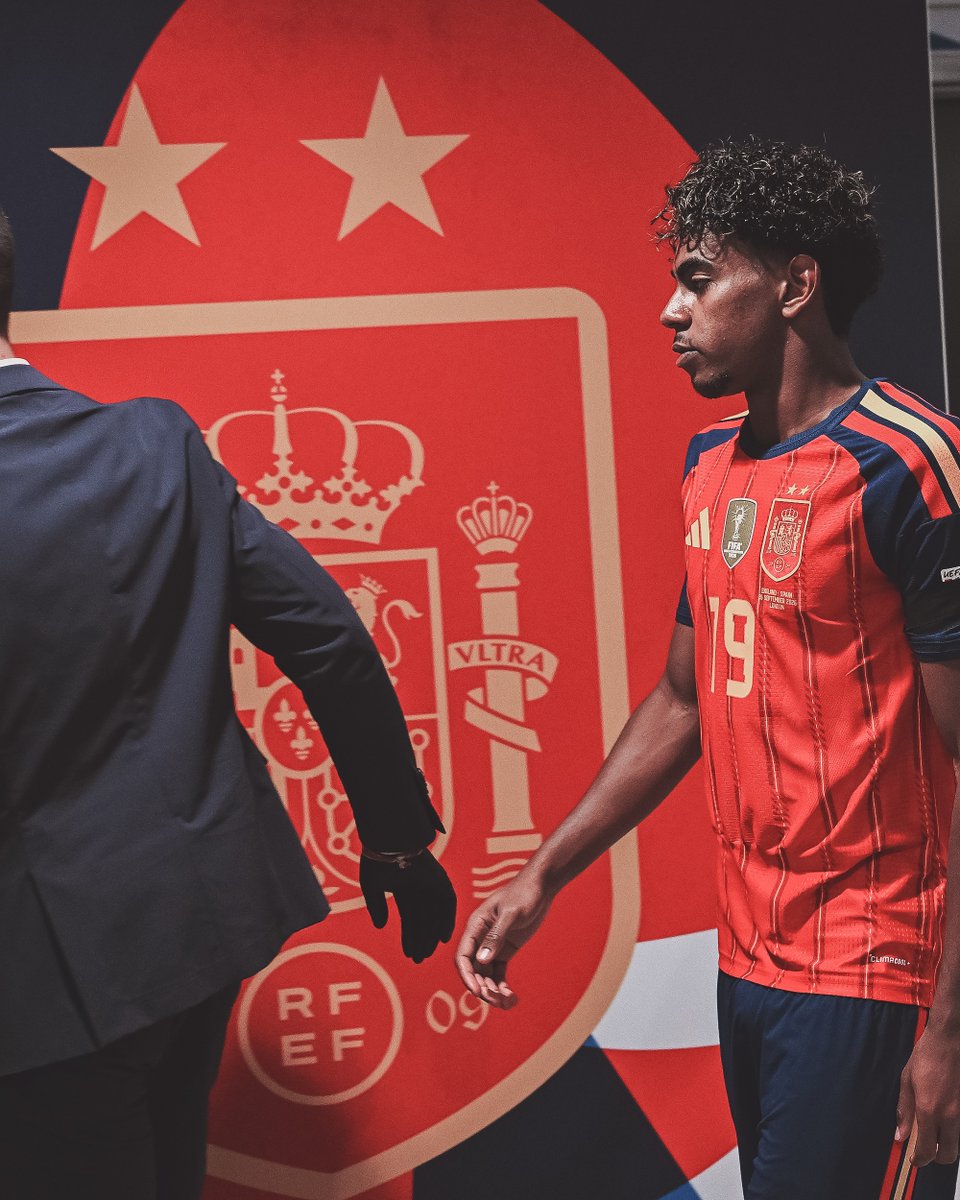 SI_FootballClub's tweet photo. Spain debut the stars of world champions. https://t.co/q1PhP1upbw