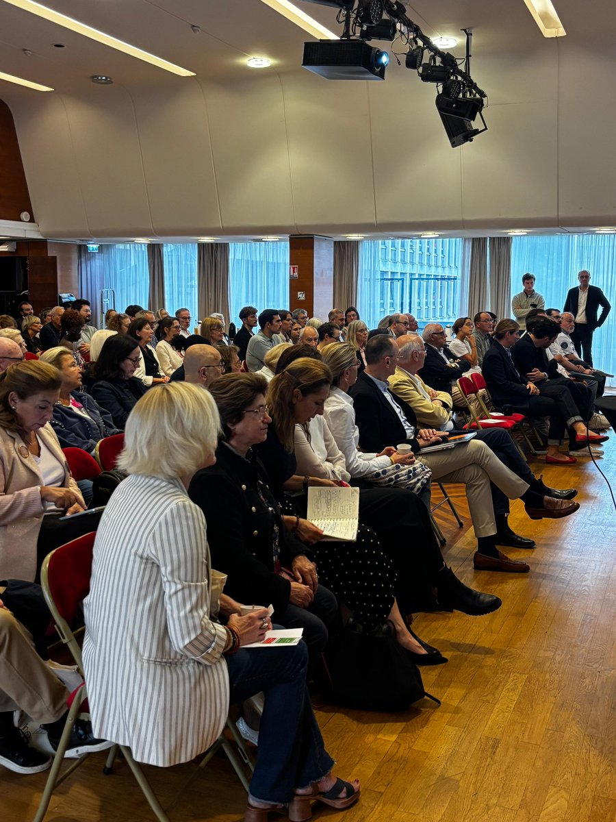 geoffroyboulard's tweet photo. Séminaire de rentrée des nouveaux conseillers de quartier du 17e arrondissement (habitants et associations) à la @Mairie17 avec @H_Charp et les élus délégués 
▶️ https://t.co/XHvCrdq2L2 https://t.co/5unqRCglMH