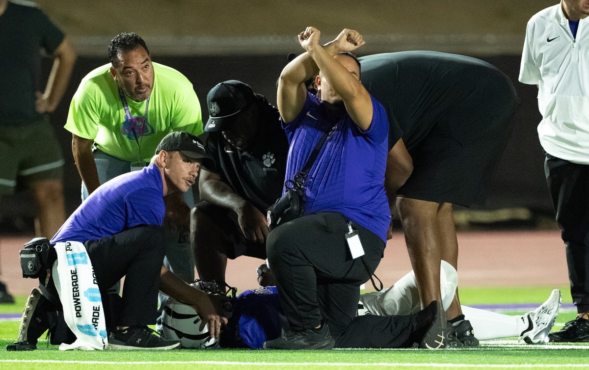 yesanothertweet's tweet photo. Prayers got out to the entire @MillenniumFB family. Two teams came together to give each other support through this scary moment. #azpreps #azprepfootball #highschoolfootball
@JUSTCHILLY
@gridironarizona https://t.co/zlur7p149q