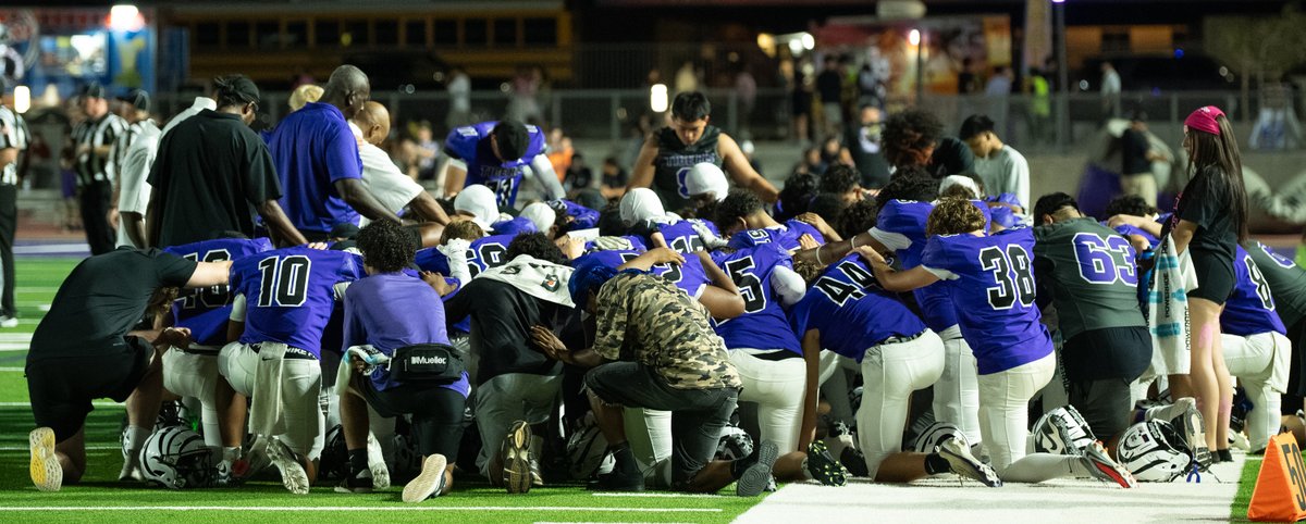 yesanothertweet's tweet photo. Prayers got out to the entire @MillenniumFB family. Two teams came together to give each other support through this scary moment. #azpreps #azprepfootball #highschoolfootball
@JUSTCHILLY
@gridironarizona https://t.co/zlur7p149q