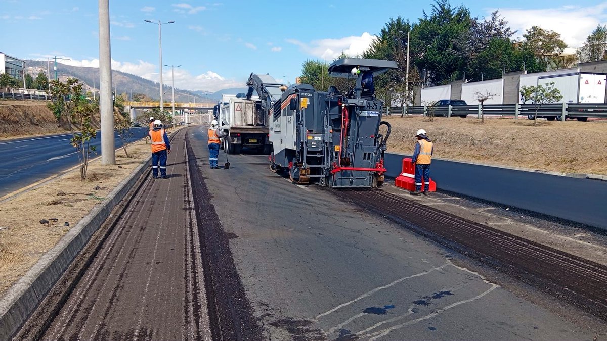 ObrasQuito's tweet photo. 🚜#MantenimientoVial | HOYcontinuamos con trabajos en la #RutaViva, sentido Puembo - Quito, entre el intercambiador de Tumbaco y La Cerámica. 

Se mantiene un carril de circulación habilitado. 

👮‍♂️@AMT_Quito gestiona la movilidad en el sector 
🙏Agradecemos tu comprensión mientras ejecutamos esta intervención🙏