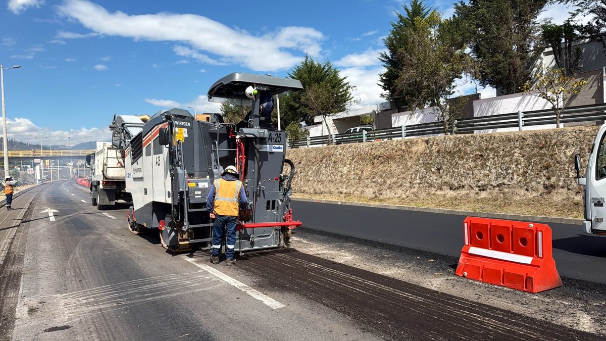 ObrasQuito's tweet photo. 🚜#MantenimientoVial | HOYcontinuamos con trabajos en la #RutaViva, sentido Puembo - Quito, entre el intercambiador de Tumbaco y La Cerámica. 

Se mantiene un carril de circulación habilitado. 

👮‍♂️@AMT_Quito gestiona la movilidad en el sector 
🙏Agradecemos tu comprensión mientras ejecutamos esta intervención🙏