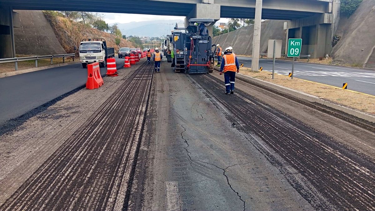 ObrasQuito's tweet photo. 🚜#MantenimientoVial | HOYcontinuamos con trabajos en la #RutaViva, sentido Puembo - Quito, entre el intercambiador de Tumbaco y La Cerámica. 

Se mantiene un carril de circulación habilitado. 

👮‍♂️@AMT_Quito gestiona la movilidad en el sector 
🙏Agradecemos tu comprensión mientras ejecutamos esta intervención🙏