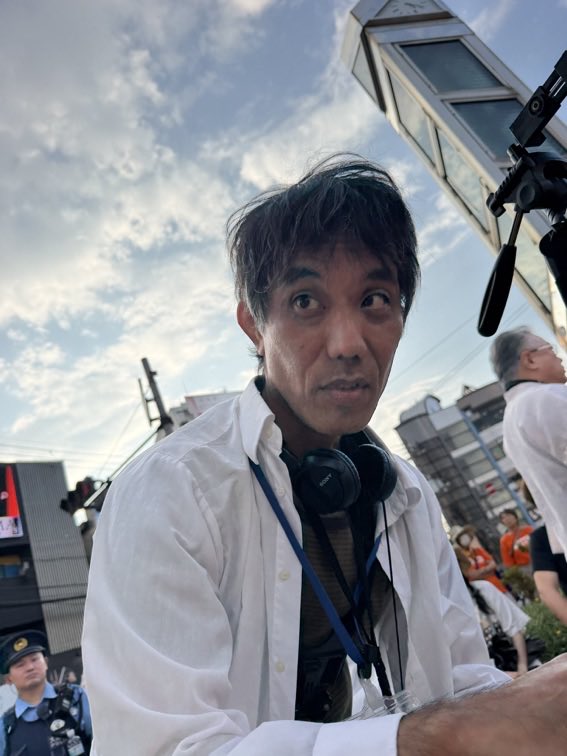 mizzgrh's tweet photo. 私に向かって「四つ指」を立てる参政党プロテストウォッチャー@ma_1_pa 
「四つ指」とは被差別部落の人々を蔑む差別的表現。  #0926神戸カウンター https://t.co/odDTyxaEmN