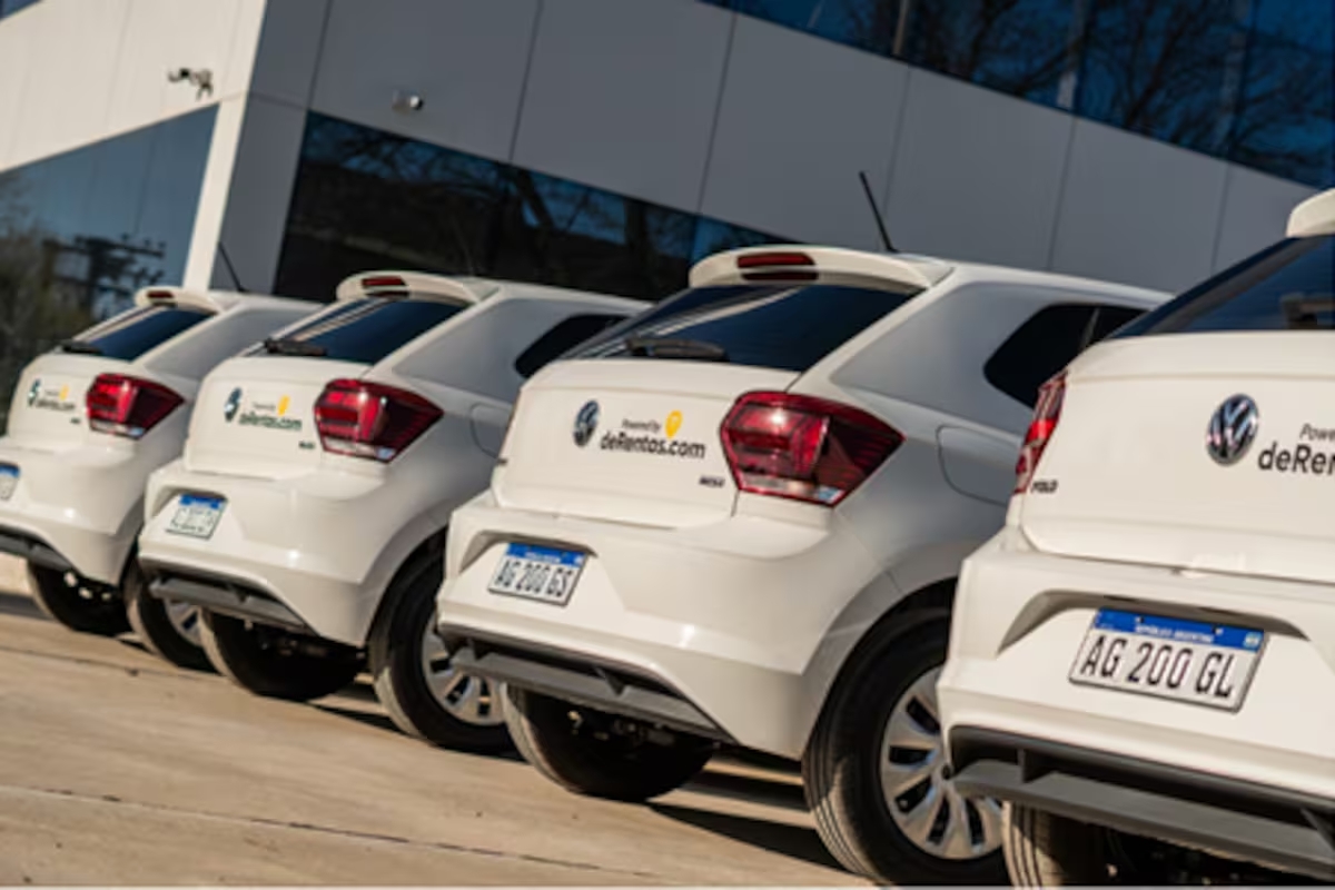 clarincom's tweet photo. DERENTAS CAPTÓ $9.357 MILLONES Y PROYECTA LLEVAR SU FLOTA A 22.000 AUTOS

deRentas, empresa argentina dedicada principalmente al alquiler de vehículos para conductores de Uber, colocó Obligaciones Negociables por $9.357 millones para financiar su expansión. La compañía tiene actualmente unos 7.000 autos en circulación y prevé llegar a 10.000 unidades a fines de 2026 y a 22.000 en 2027.

La firma arrancó con unos 150 vehículos en 2023 y opera en el área metropolitana, Córdoba y Mar del Plata. La nueva deuda tiene un plazo de 24 meses y fue colocada a tasa TAMAR Privada más 0%, con garantía de Banco Galicia y Banco CMF. Los fondos se destinarán principalmente a la compra de nuevos vehículos.

(+) en Clarín: https://t.co/wClYAH9Fqy