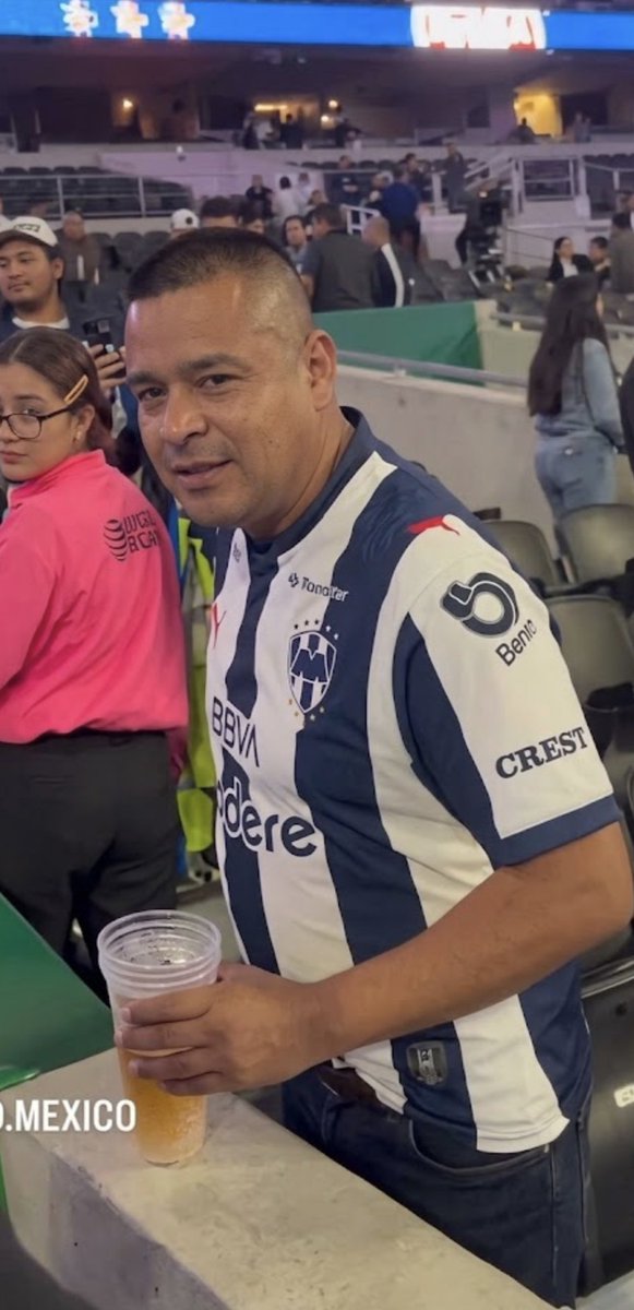 cococrazy9's tweet photo. Tenia que ser simio rayado... haganlo famoso por querer pasarse de lanza con un morrillo tratandole de quitarle la playera de un jugador del atlante.... https://t.co/2tLtfxbAcH