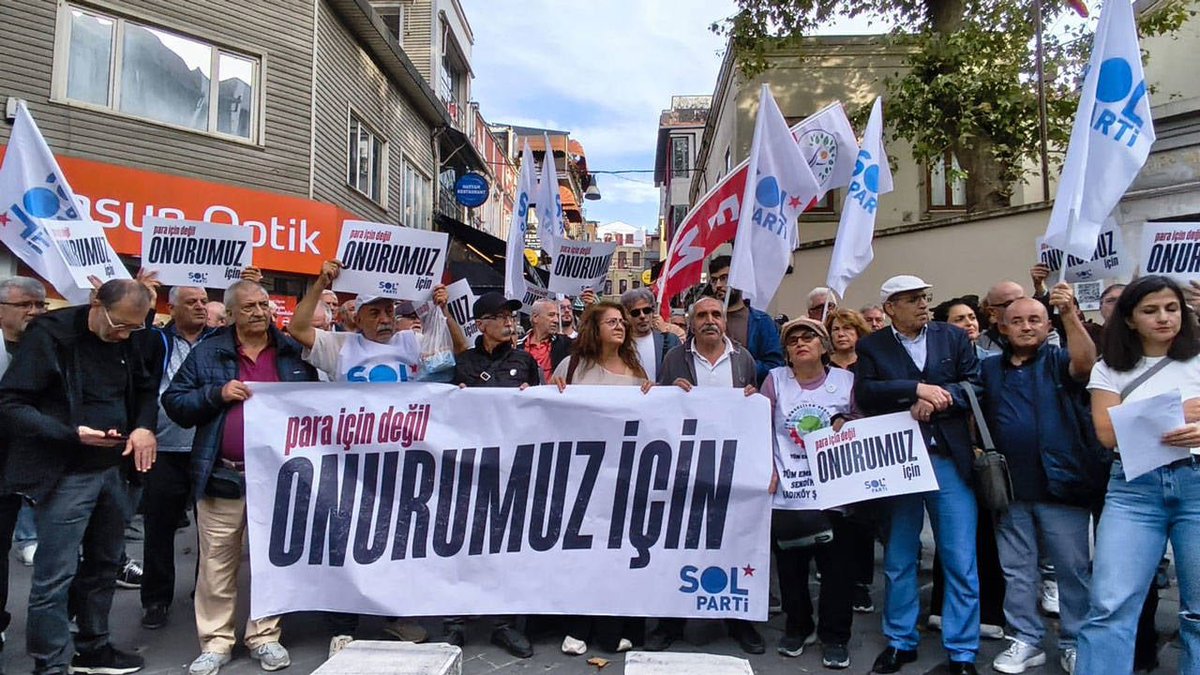 bbcturkce's tweet photo. Emekli polis memurunun AYM önündeki intiharı:

"Dün yaşanan olay insanca bir yaşam, onurlu bir yaşam isteyenlerin artık yeter çığlıdır"

https://t.co/ySPc4j7Fpv https://t.co/WanPoKNmi3