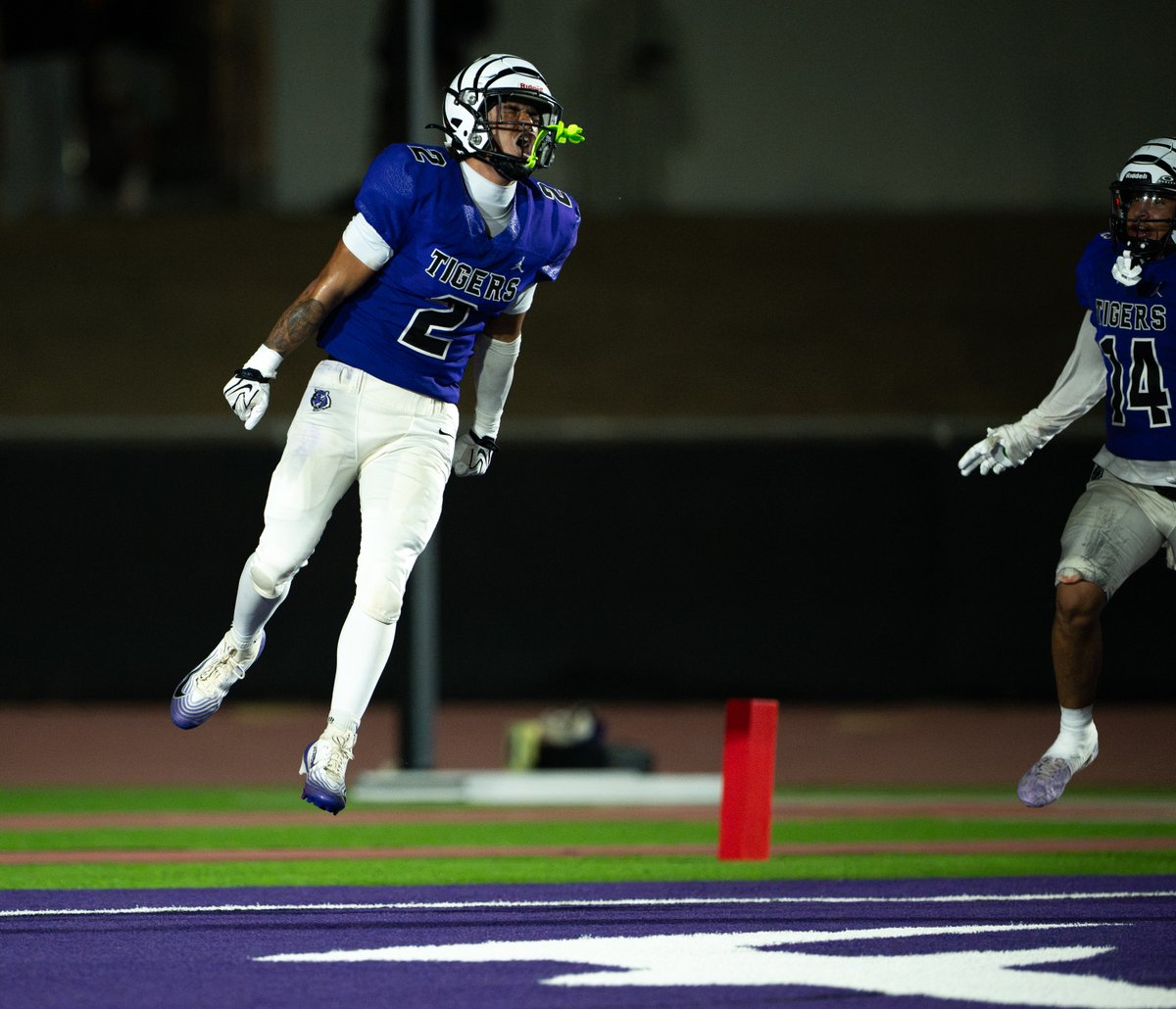 yesanothertweet's tweet photo. A few more frames from last night's game between @SRHSFootball1 visiting @MillenniumFB. After a scary kickoff injury, both teams exchanged until the 3rd quarter when the Tigers' pulled ahead. #azpreps #azprepfootball #highschoolfootball
@JUSTCHILLY
@gridironarizona https://t.co/jT39cf6VaT