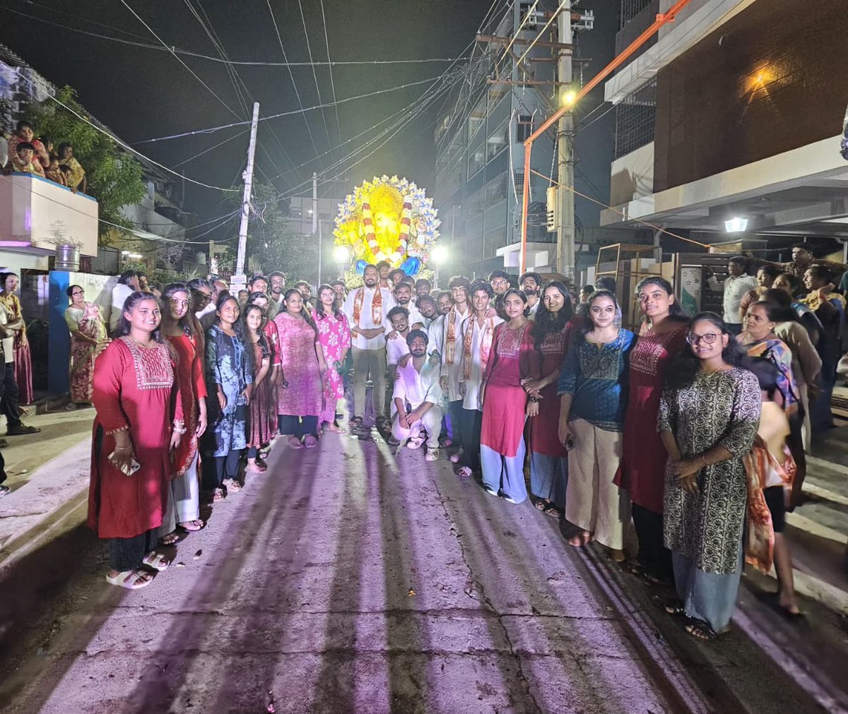 MSBaigVIJ's tweet photo. కేదారేశ్వరపేట జీరో లైన్ నందు బాల భక్త బృందం ఆధ్వర్యంలో నిర్వహించిన శ్రీ విఘ్నేశ్వర స్వామి వారి నిమజ్జన కార్యక్రమంలో ఉమ్మడి కృష్ణాజిల్లా గ్రంథాలయ పరిషత్ చైర్మన్ ఎం.ఎస్. బేగ్ గారు పాల్గొన్నారు.
#MSBAIG https://t.co/MOMlkZfMJL