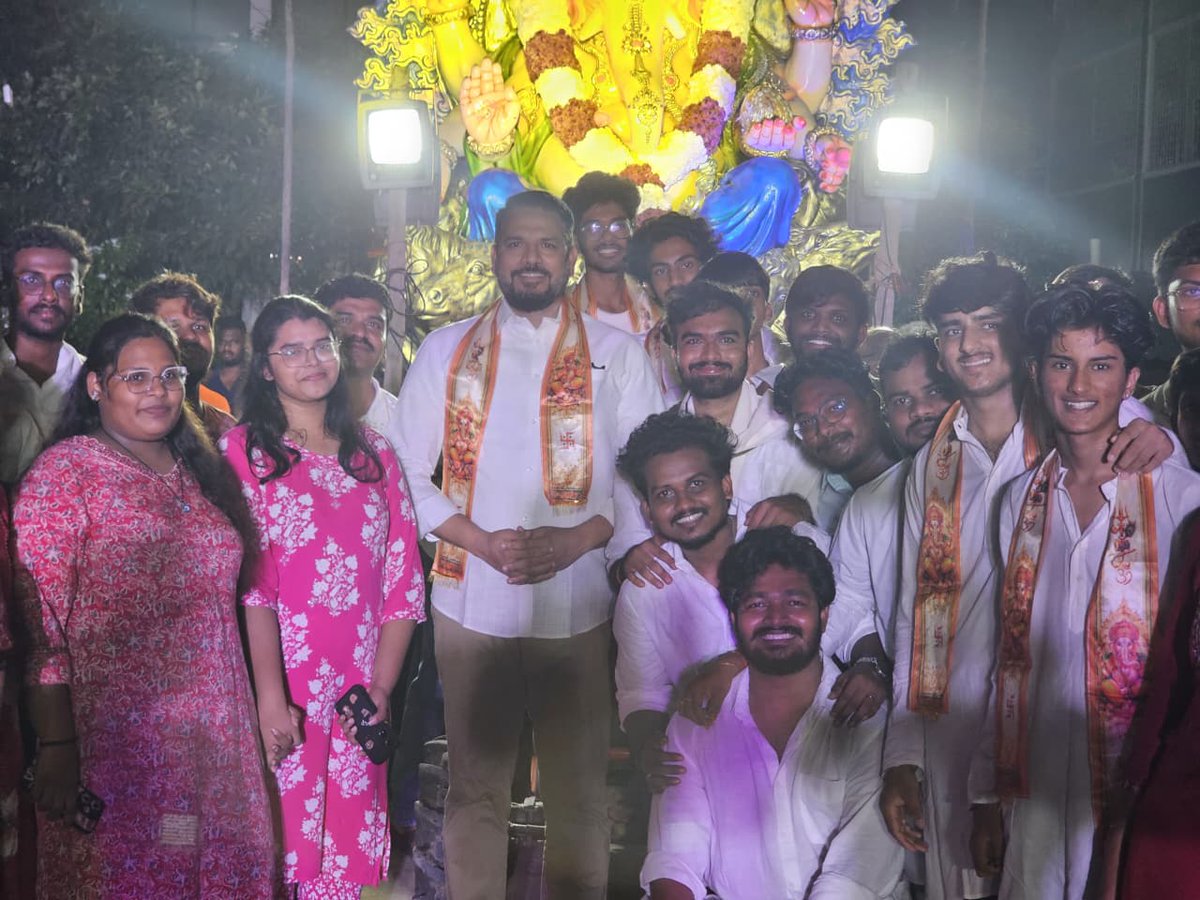 MSBaigVIJ's tweet photo. కేదారేశ్వరపేట జీరో లైన్ నందు బాల భక్త బృందం ఆధ్వర్యంలో నిర్వహించిన శ్రీ విఘ్నేశ్వర స్వామి వారి నిమజ్జన కార్యక్రమంలో ఉమ్మడి కృష్ణాజిల్లా గ్రంథాలయ పరిషత్ చైర్మన్ ఎం.ఎస్. బేగ్ గారు పాల్గొన్నారు.
#MSBAIG https://t.co/MOMlkZfMJL