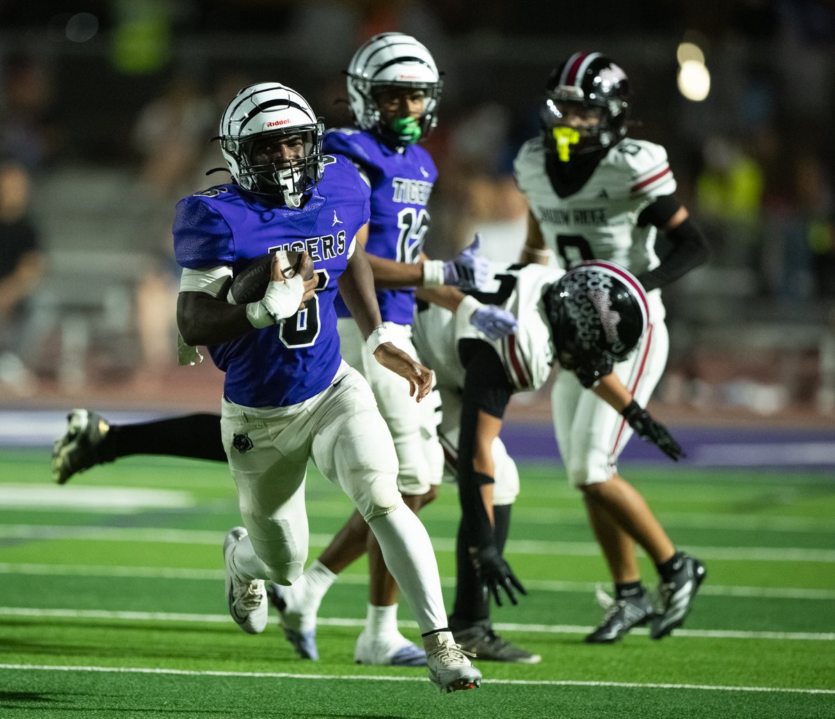yesanothertweet's tweet photo. A few more frames from last night's game between @SRHSFootball1 visiting @MillenniumFB. After a scary kickoff injury, both teams exchanged until the 3rd quarter when the Tigers' pulled ahead. #azpreps #azprepfootball #highschoolfootball
@JUSTCHILLY
@gridironarizona https://t.co/jT39cf6VaT