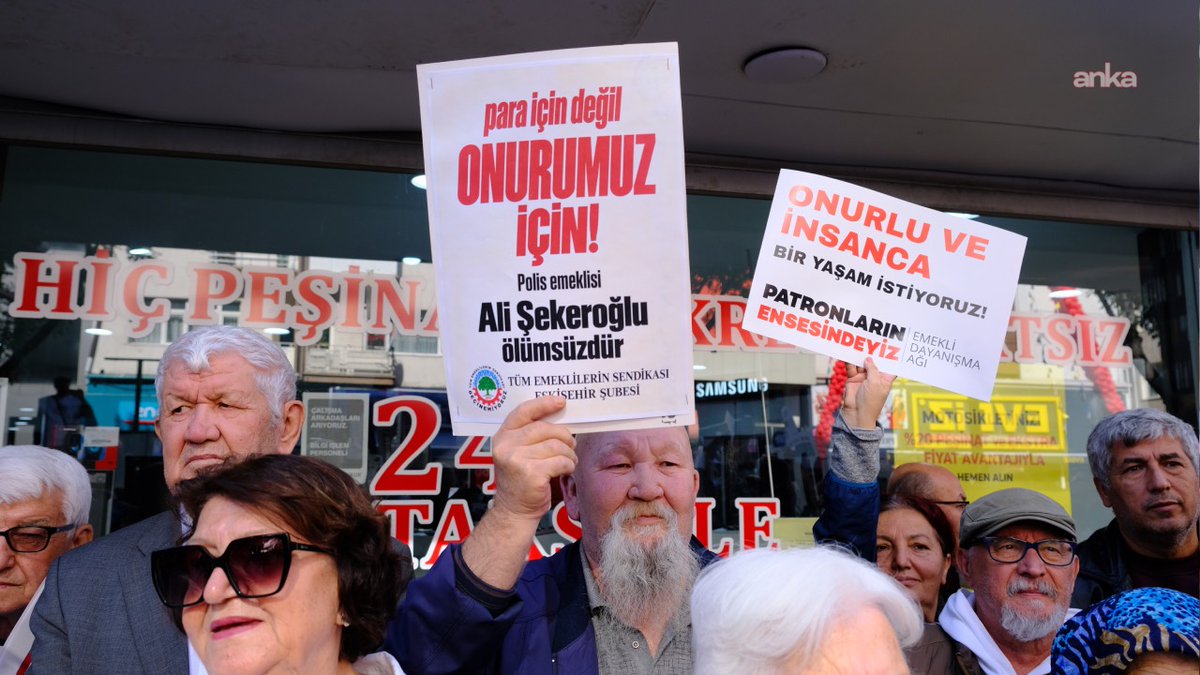 cumhuriyetgzt1's tweet photo. Ali Şekeroğlu için yüzlerce kişi yürüdü: ‘Para için değil, onurumuz için’

Ankara’da emeklilerin seyyanen zam talebiyle düzenlediği eylem sırasında yaşamını yitiren emekli polis Ali Şekeroğlu için Eskişehir’de yüzlerce kişi yürüdü. Tüm Emeklilerin Sendikası Şube Başkanı Ali Paşa Şanlı, “Emeklilerin yoksulluğa mahkûm edilmesine sessiz kalmayacağız” dedi

https://t.co/VisG6VD1cr