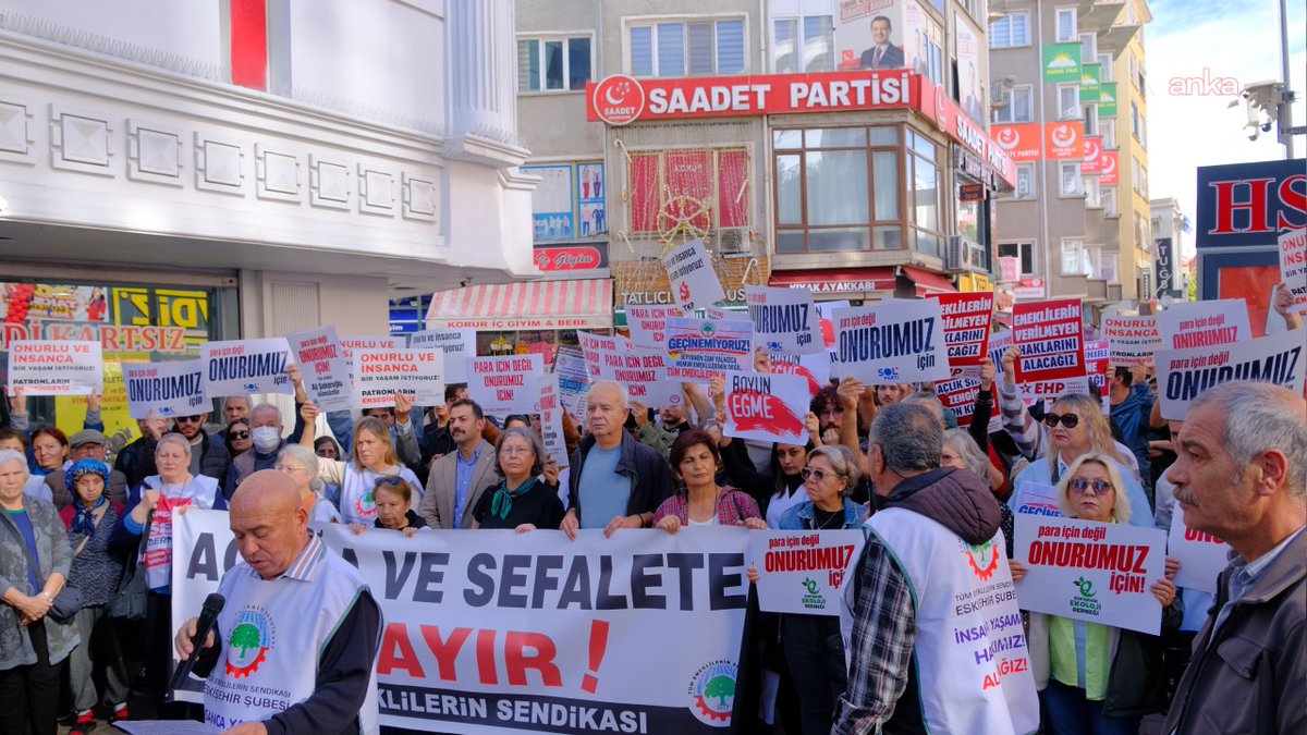 cumhuriyetgzt1's tweet photo. Ali Şekeroğlu için yüzlerce kişi yürüdü: ‘Para için değil, onurumuz için’

Ankara’da emeklilerin seyyanen zam talebiyle düzenlediği eylem sırasında yaşamını yitiren emekli polis Ali Şekeroğlu için Eskişehir’de yüzlerce kişi yürüdü. Tüm Emeklilerin Sendikası Şube Başkanı Ali Paşa Şanlı, “Emeklilerin yoksulluğa mahkûm edilmesine sessiz kalmayacağız” dedi

https://t.co/VisG6VD1cr