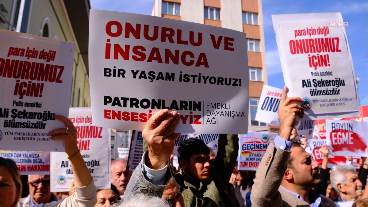 cumhuriyetgzt1's tweet photo. Ali Şekeroğlu için yüzlerce kişi yürüdü: ‘Para için değil, onurumuz için’

Ankara’da emeklilerin seyyanen zam talebiyle düzenlediği eylem sırasında yaşamını yitiren emekli polis Ali Şekeroğlu için Eskişehir’de yüzlerce kişi yürüdü. Tüm Emeklilerin Sendikası Şube Başkanı Ali Paşa Şanlı, “Emeklilerin yoksulluğa mahkûm edilmesine sessiz kalmayacağız” dedi

https://t.co/VisG6VD1cr