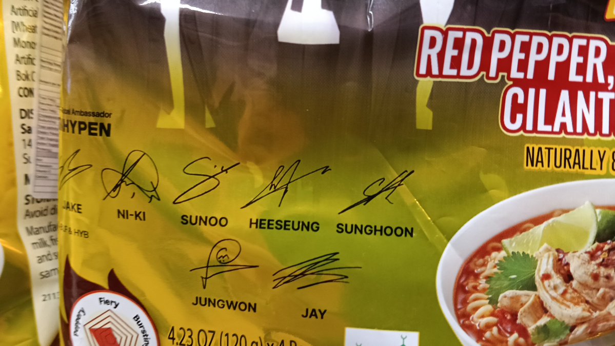 aeri_enha08's tweet photo. GUYS LOOK WHAT I SAW TODAY AT THE MALL OMG IM FREAKING OUT WE GOT OT7 ENHYPEN https://t.co/D3e5XeGaRo