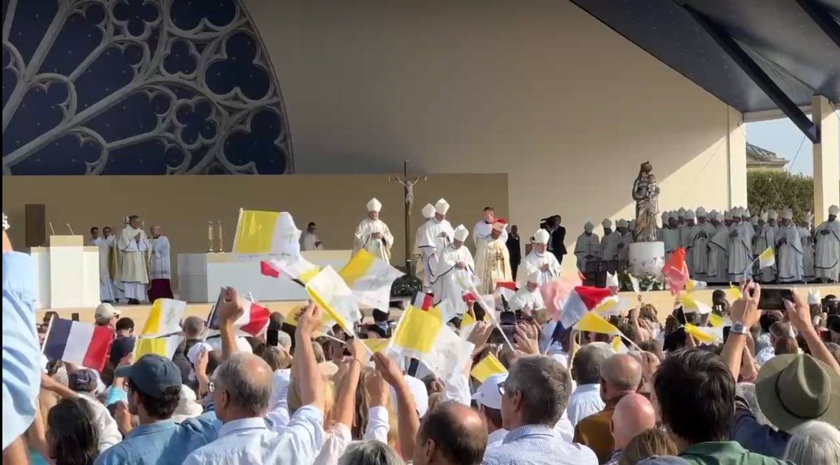 MarionMarechal's tweet photo. Quelle émotion d’avoir vécu cette messe du pape Léon XIV en plein Paris avec @AnneSicard1, @EddyCasterman et @MonnierThibaut, au milieu de centaines de milliers de nos compatriotes. 

Un jour historique qui restera gravé dans la mémoire de tous les Français ! https://t.co/VZV66XZbnf