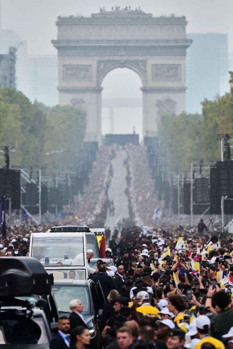 MarionMarechal's tweet photo. Quelle émotion d’avoir vécu cette messe du pape Léon XIV en plein Paris avec @AnneSicard1, @EddyCasterman et @MonnierThibaut, au milieu de centaines de milliers de nos compatriotes. 

Un jour historique qui restera gravé dans la mémoire de tous les Français ! https://t.co/VZV66XZbnf